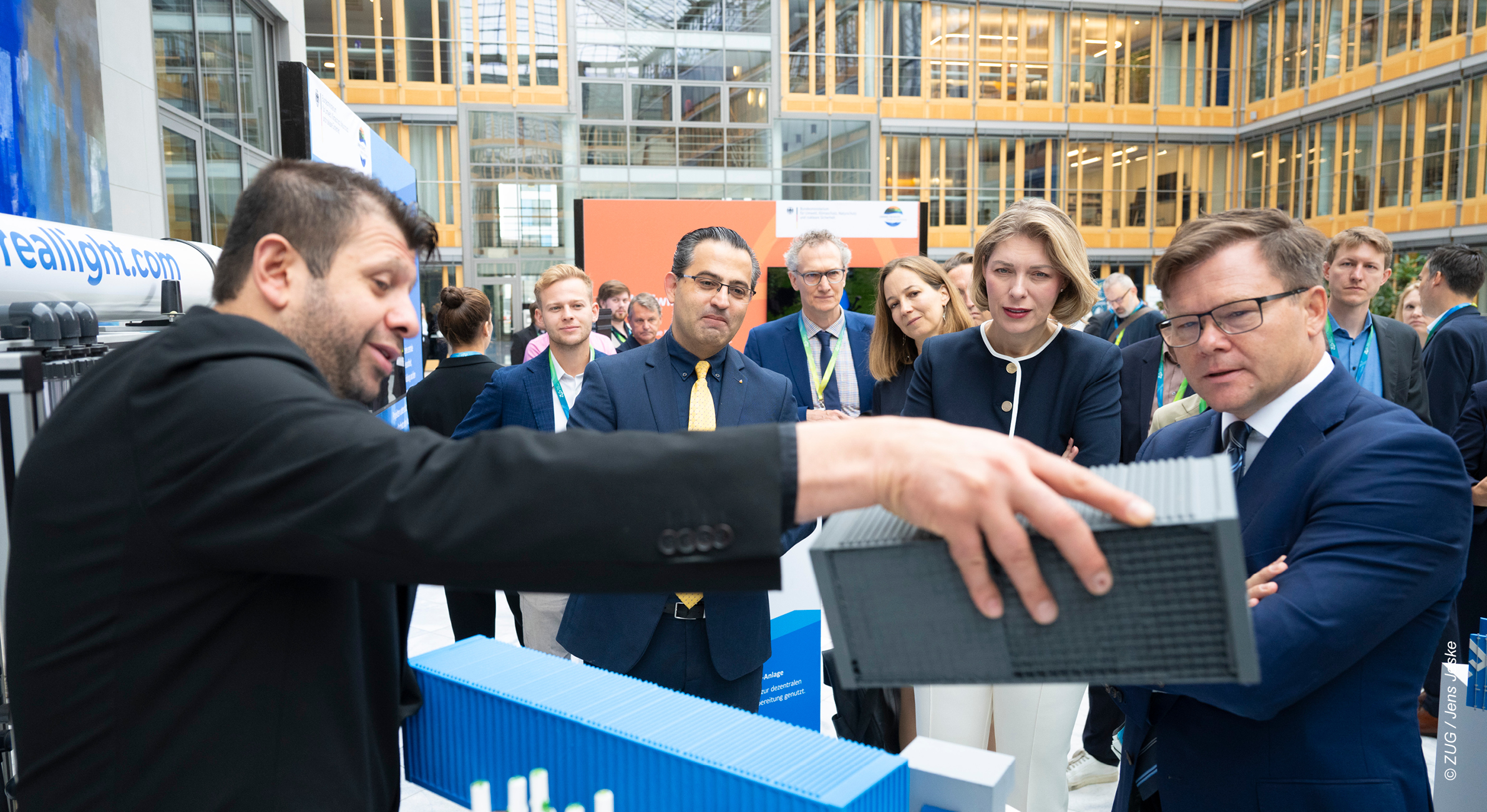 Federal Environment Minister Carsten Schneider visiting the German GreenTech company BOREAL LIGHT GmbH, a project partner of FiW in the NEWA2 project. © ZUG/Jens Jeske